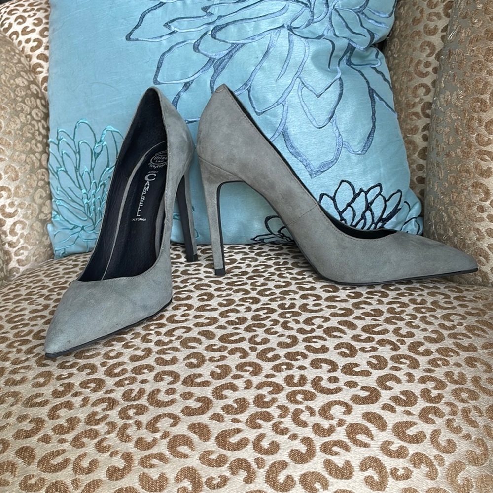LN Jeffrey Campbell gray suede pointed toe pump